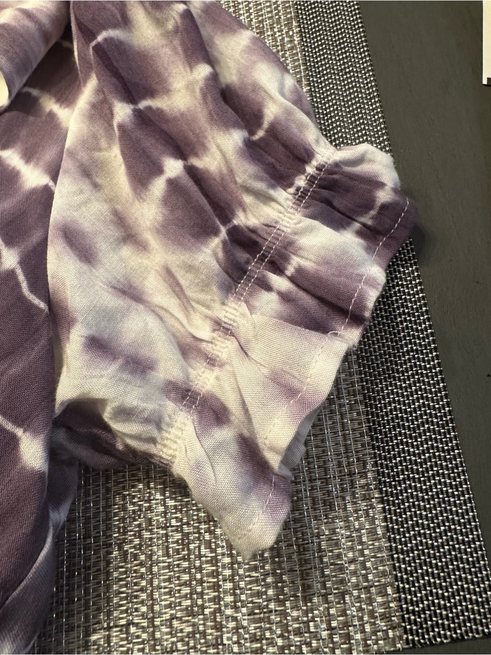 Le Lis white & gray tie-dye ruched waist V neck crop top with short sleeves, M. - Picture 14 of 14